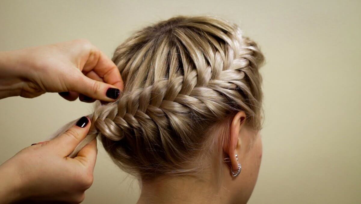 Плетение кос на короткие волосы — пошаговое фото для начинающих