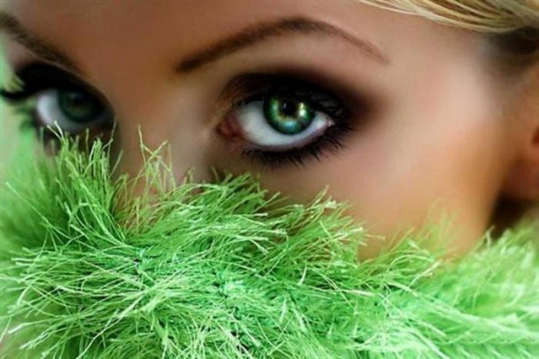 Бледная кожа лица зеленые глаза