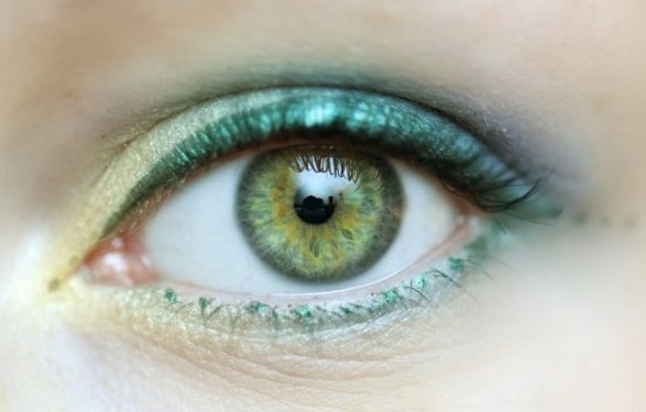 какой цвет волос подойдет к зеленым глазам и веснушки на лице